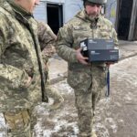 100 termo kostiumų ir 3 termovizoriai Ukrainos kariams